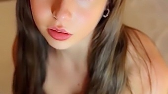 Moje Drobné Telo A Zvodné Schopnosti Poháňajú Penis Môjho Priateľa Tvrdým Penisom Pre Divoký Análny Sex Bez Sedla
